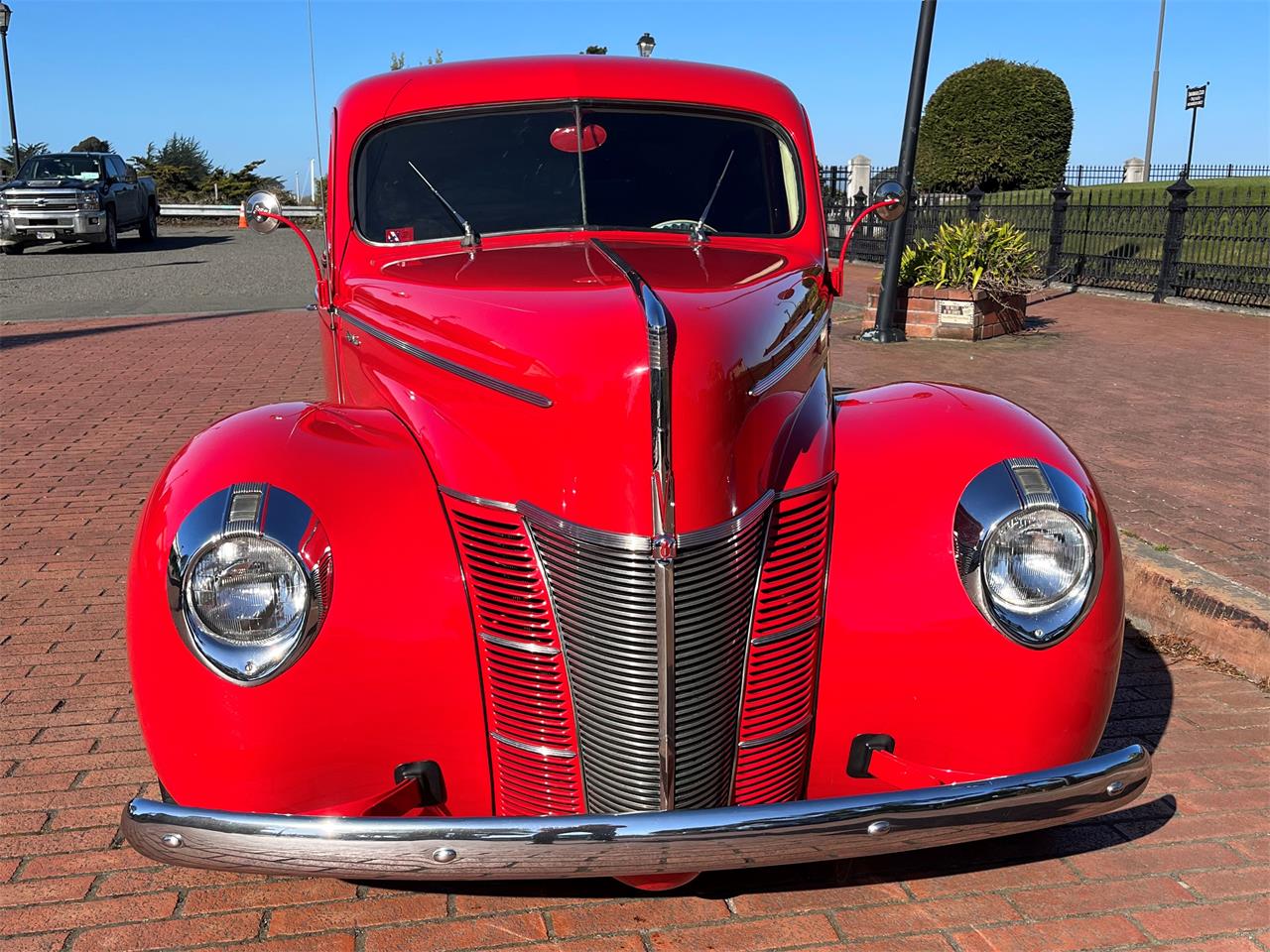 Ford-Deluxe-1940-Red-Tan-7