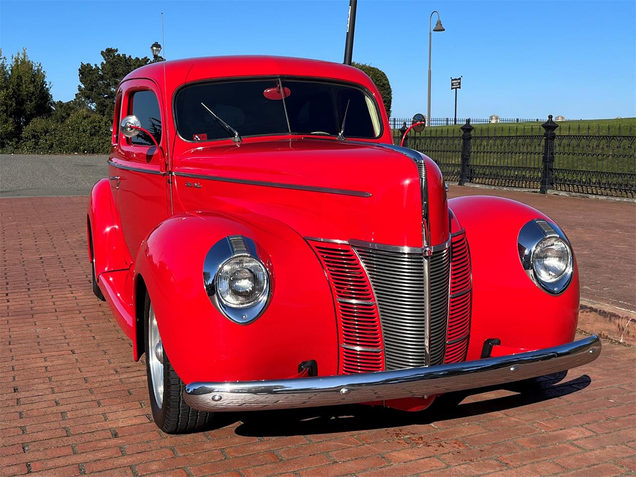 Ford-Deluxe-1940-Red-Tan-8