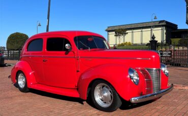 Ford-Deluxe-1940-Red-Tan-9