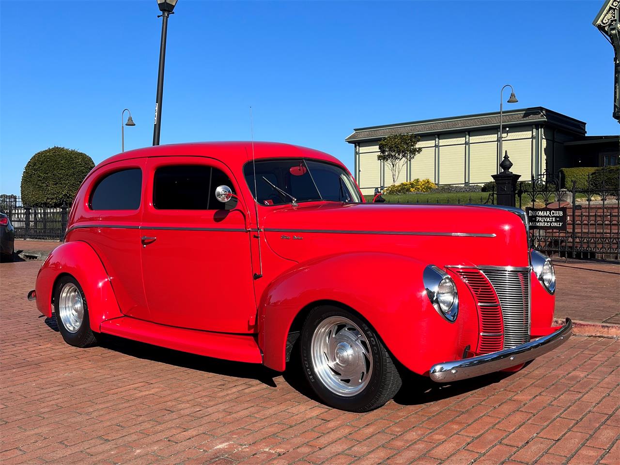 Ford-Deluxe-1940-Red-Tan-9