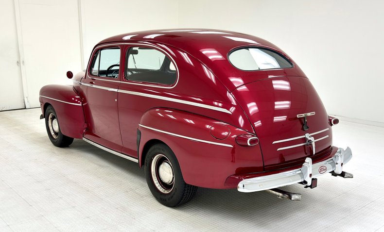Ford-Deluxe-1947-Dark-Red-Metallic-Gray-1