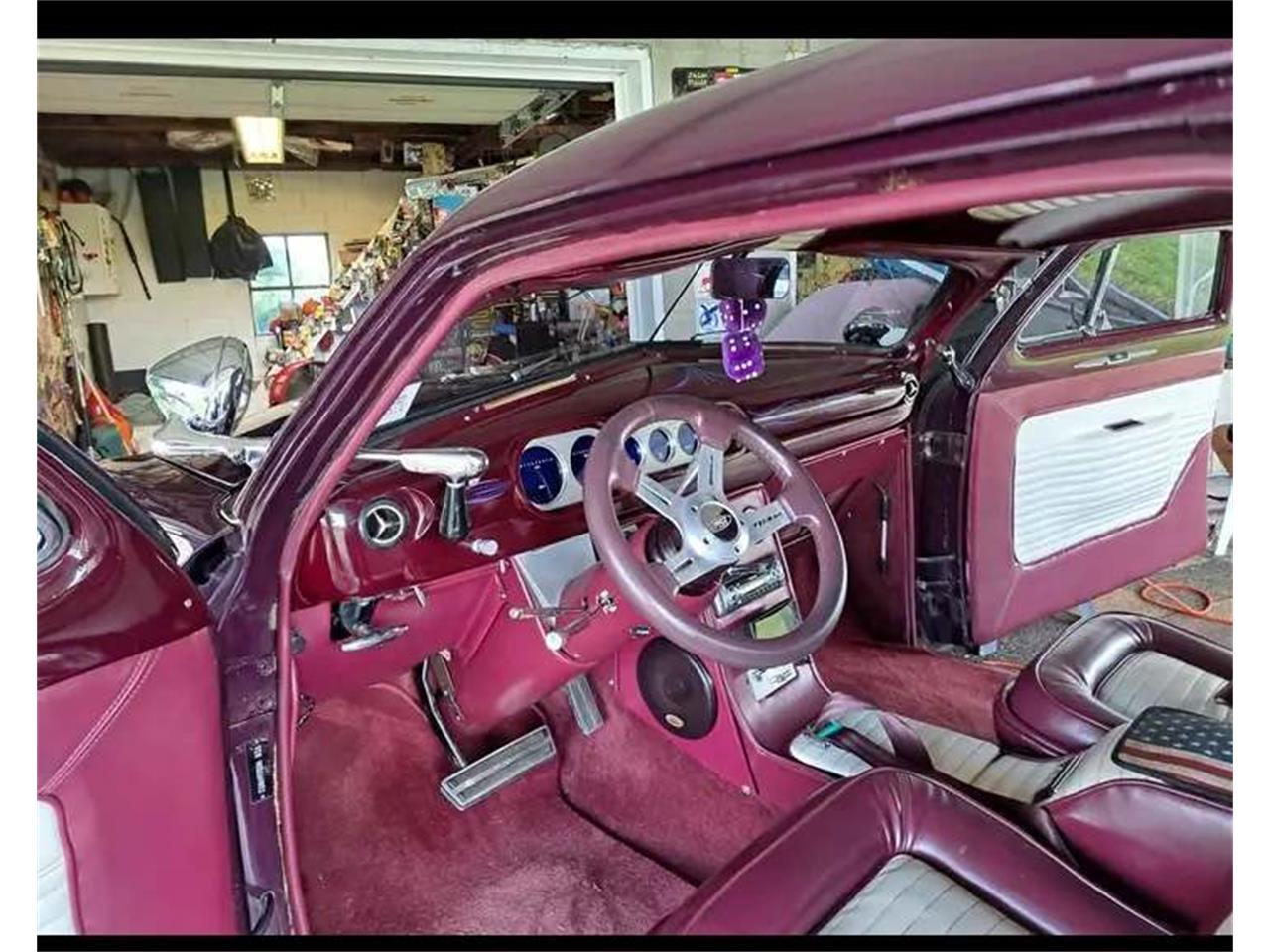 Ford-Deluxe-1949-Fantasia-Fantasia-and-white-3