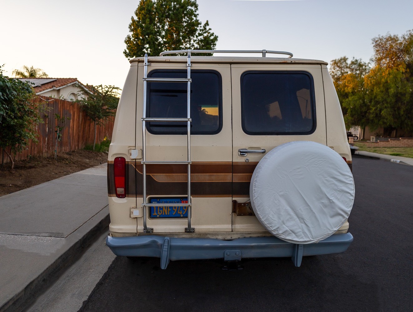 Ford-E-Series-Van-1982-Extended-Passenger-Van-4