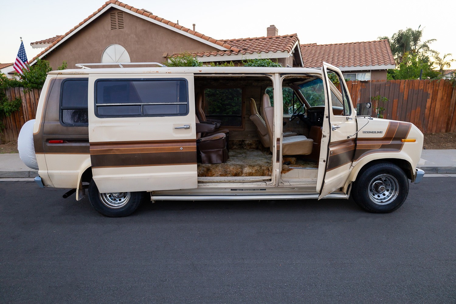 Ford-E-Series-Van-1982-Extended-Passenger-Van-9