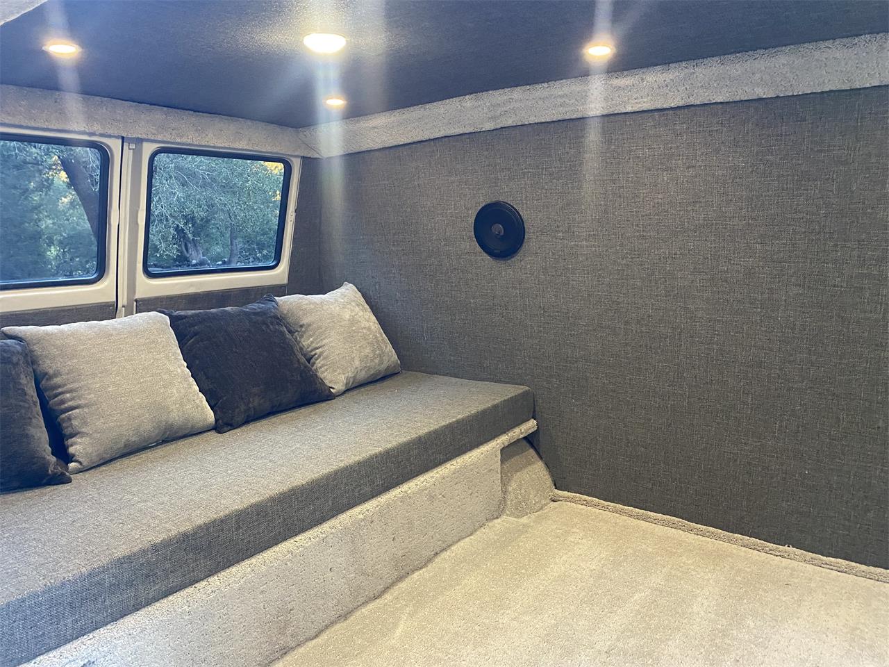 Ford-Econoline-1967-Grey-Black-and-gray-14