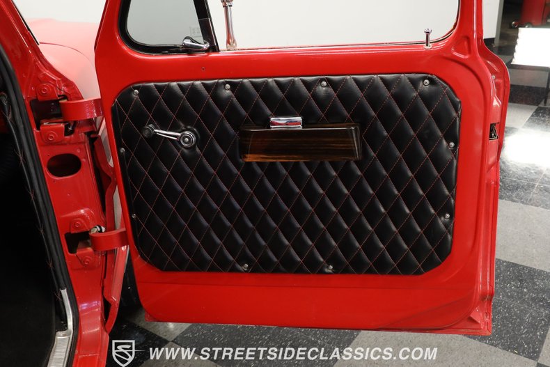 Ford-F-100-1967-Red-Metallic-Flake-Black-10
