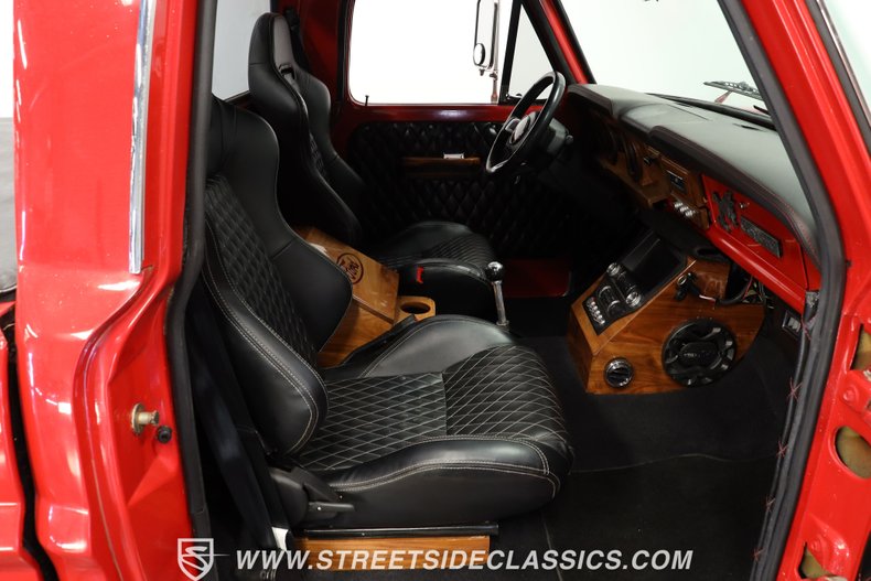 Ford-F-100-1967-Red-Metallic-Flake-Black-12