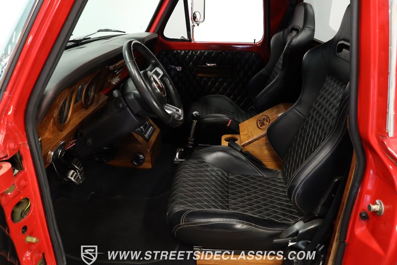 Ford-F-100-1967-Red-Metallic-Flake-Black-14