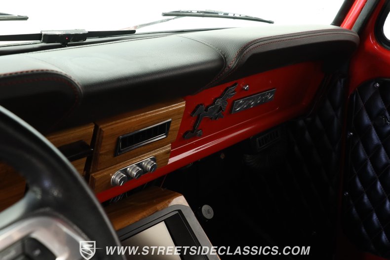 Ford-F-100-1967-Red-Metallic-Flake-Black-15