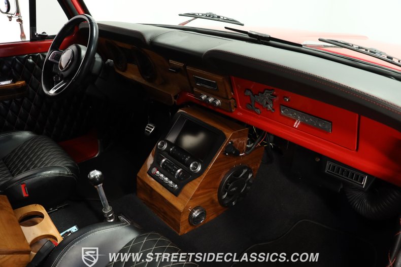 Ford-F-100-1967-Red-Metallic-Flake-Black-38