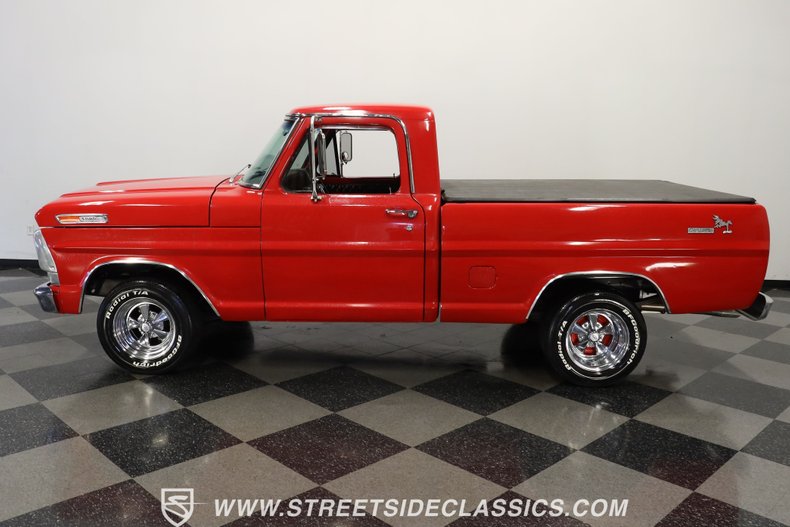 Ford-F-100-1967-Red-Metallic-Flake-Black-39