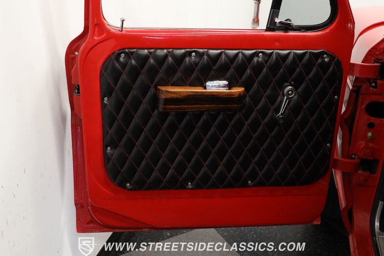 Ford-F-100-1967-Red-Metallic-Flake-Black-44