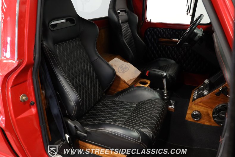 Ford-F-100-1967-Red-Metallic-Flake-Black-46