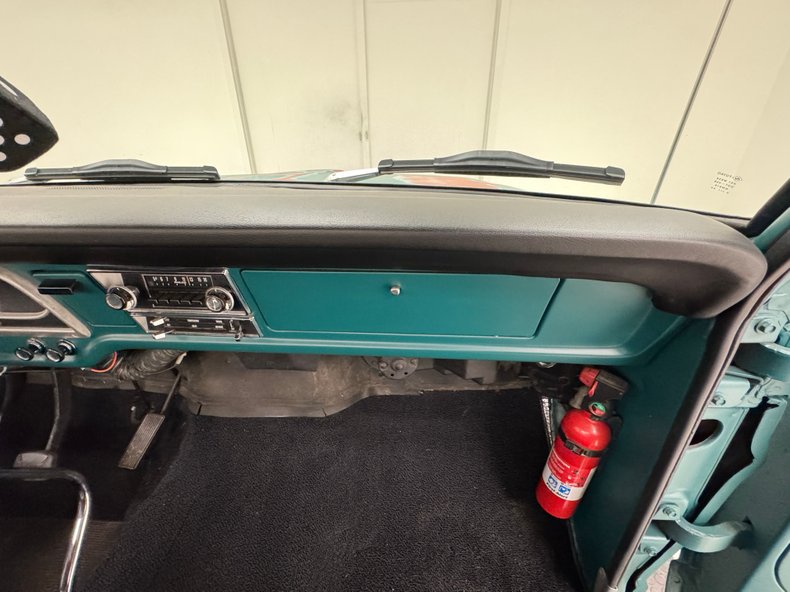 Ford-F-100-1968-Caribbean-Turquoise-Black-38