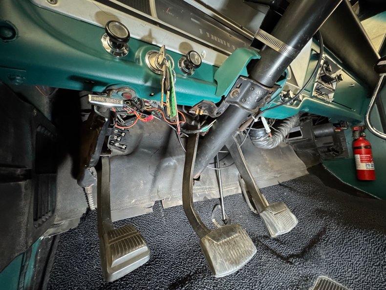 Ford-F-100-1968-Caribbean-Turquoise-Black-40