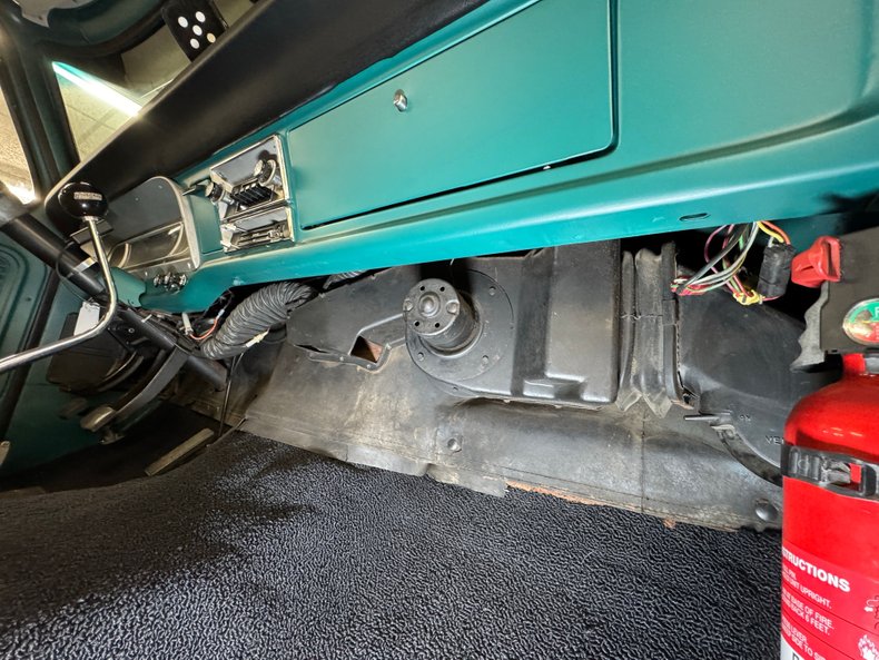 Ford-F-100-1968-Caribbean-Turquoise-Black-41