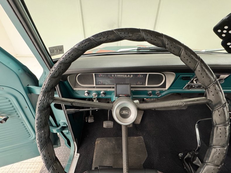 Ford-F-100-1968-Caribbean-Turquoise-Black-47