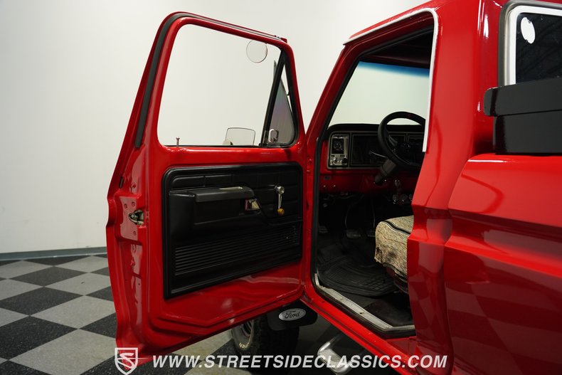 Ford-F-100-1975-Candy-Apple-Red-Red-33