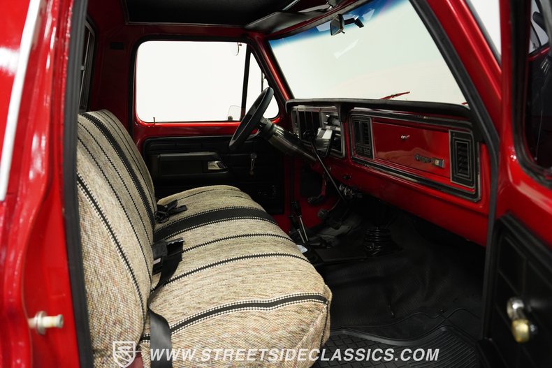 Ford-F-100-1975-Candy-Apple-Red-Red-46