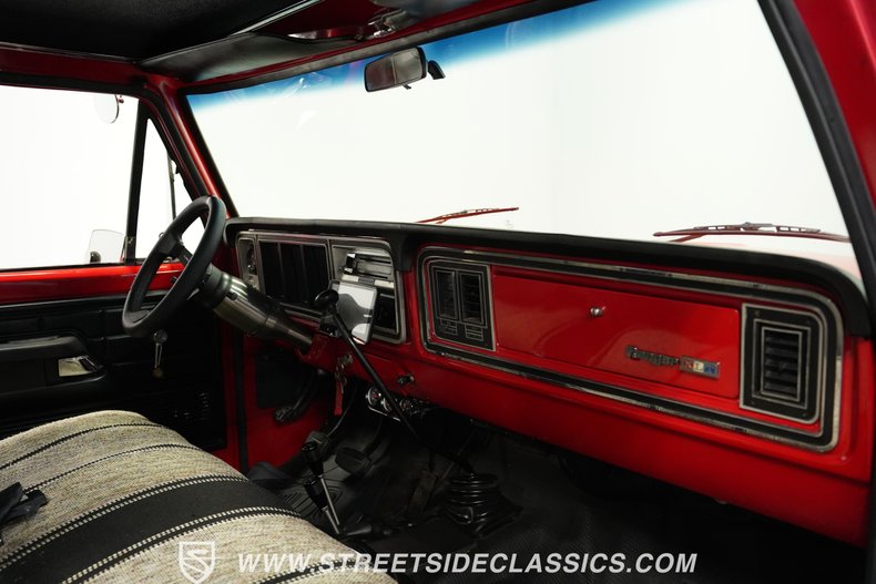 Ford-F-100-1975-Candy-Apple-Red-Red-47