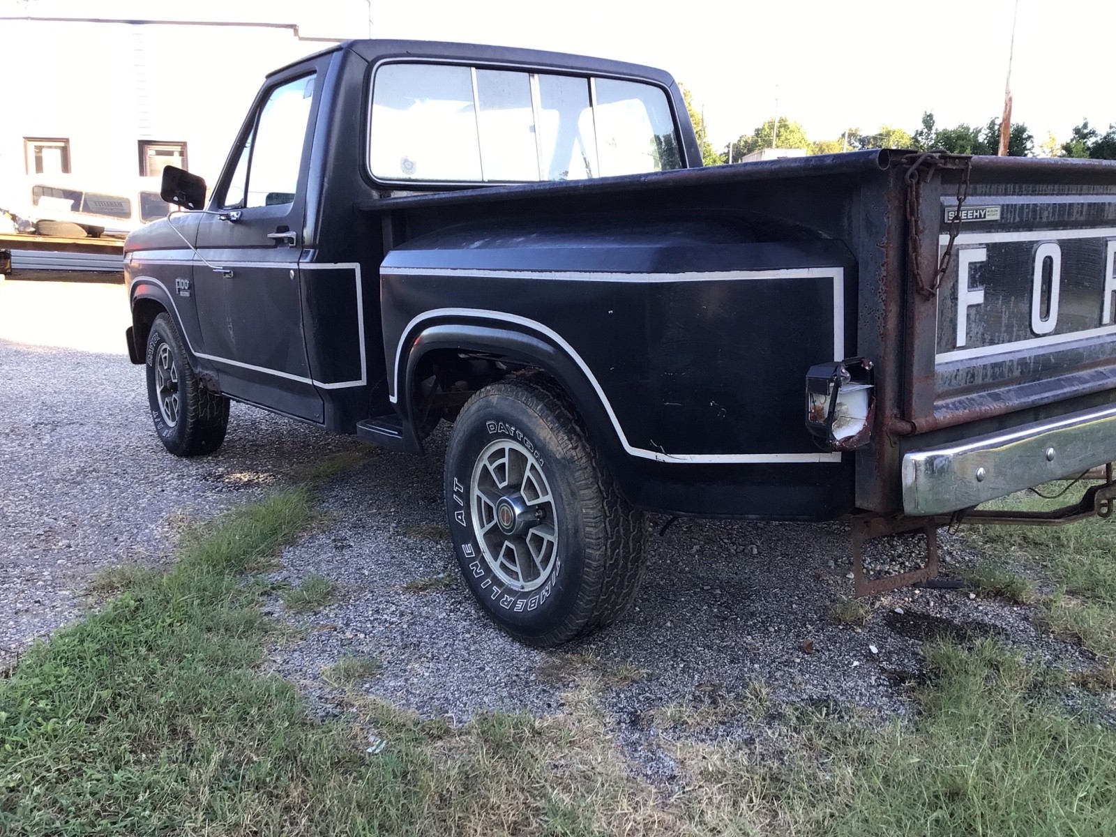 Ford-F-100-1983-4