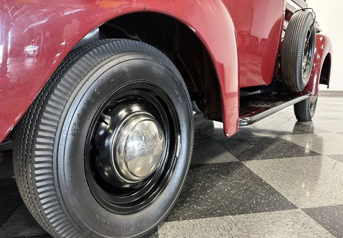 Ford-F1-1946-Maroon-5