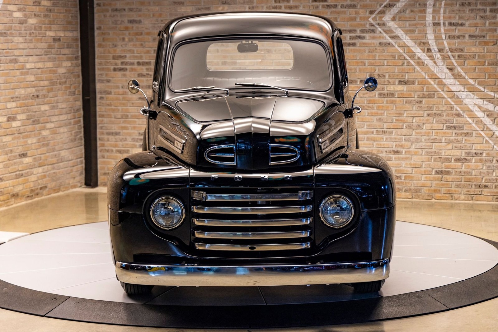 Ford-F1-1948-Pickup-Truck-1