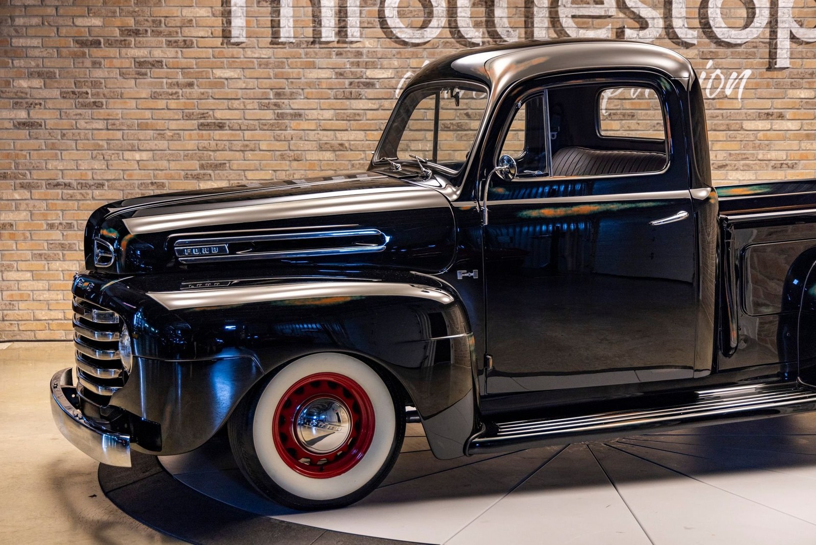 Ford-F1-1948-Pickup-Truck-2