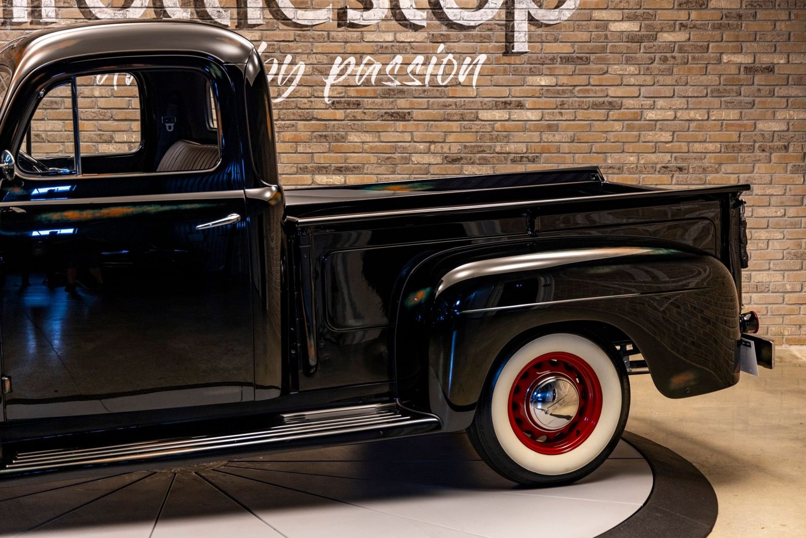 Ford-F1-1948-Pickup-Truck-3