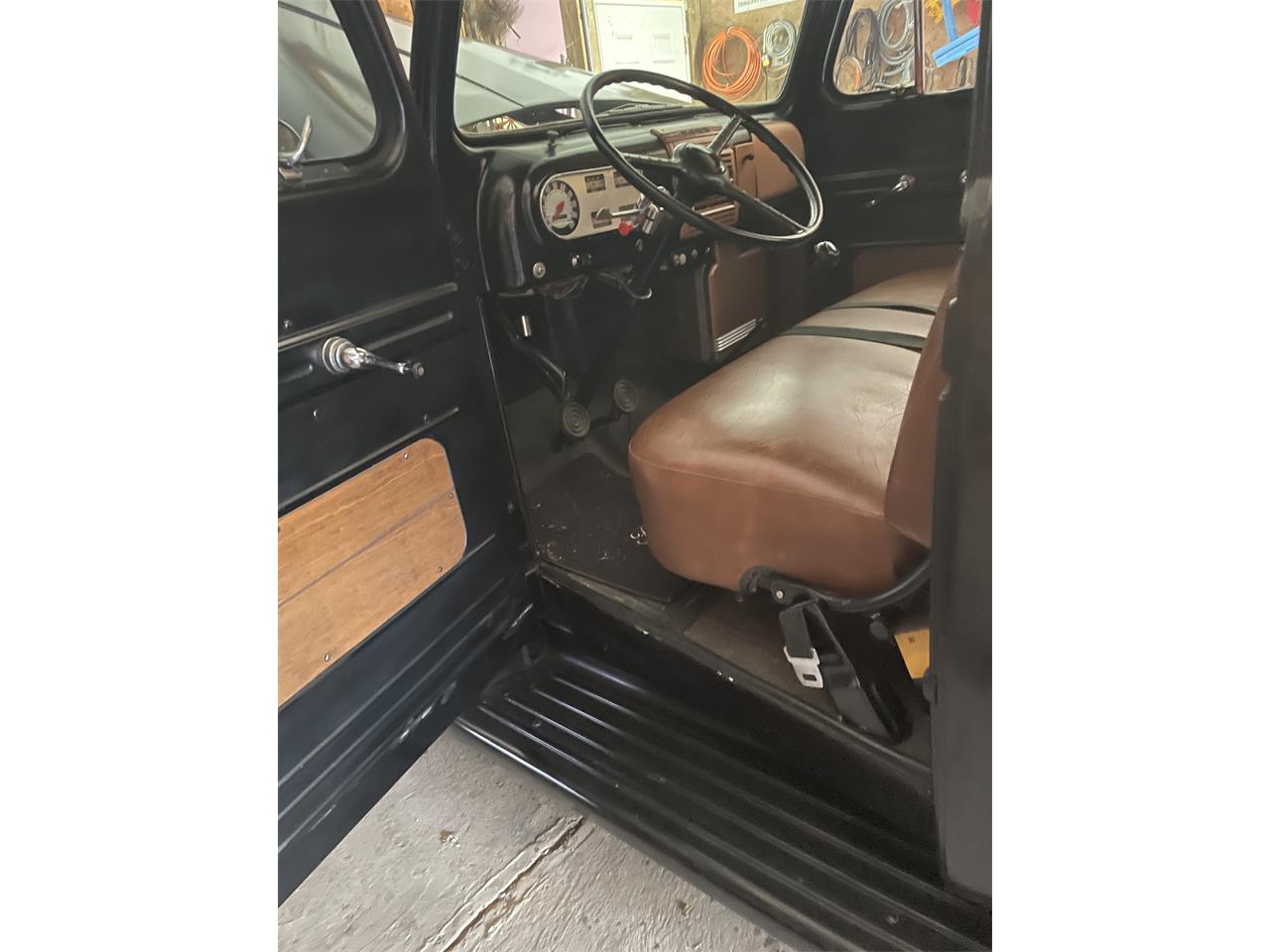 Ford-F1-1949-black-brown-16