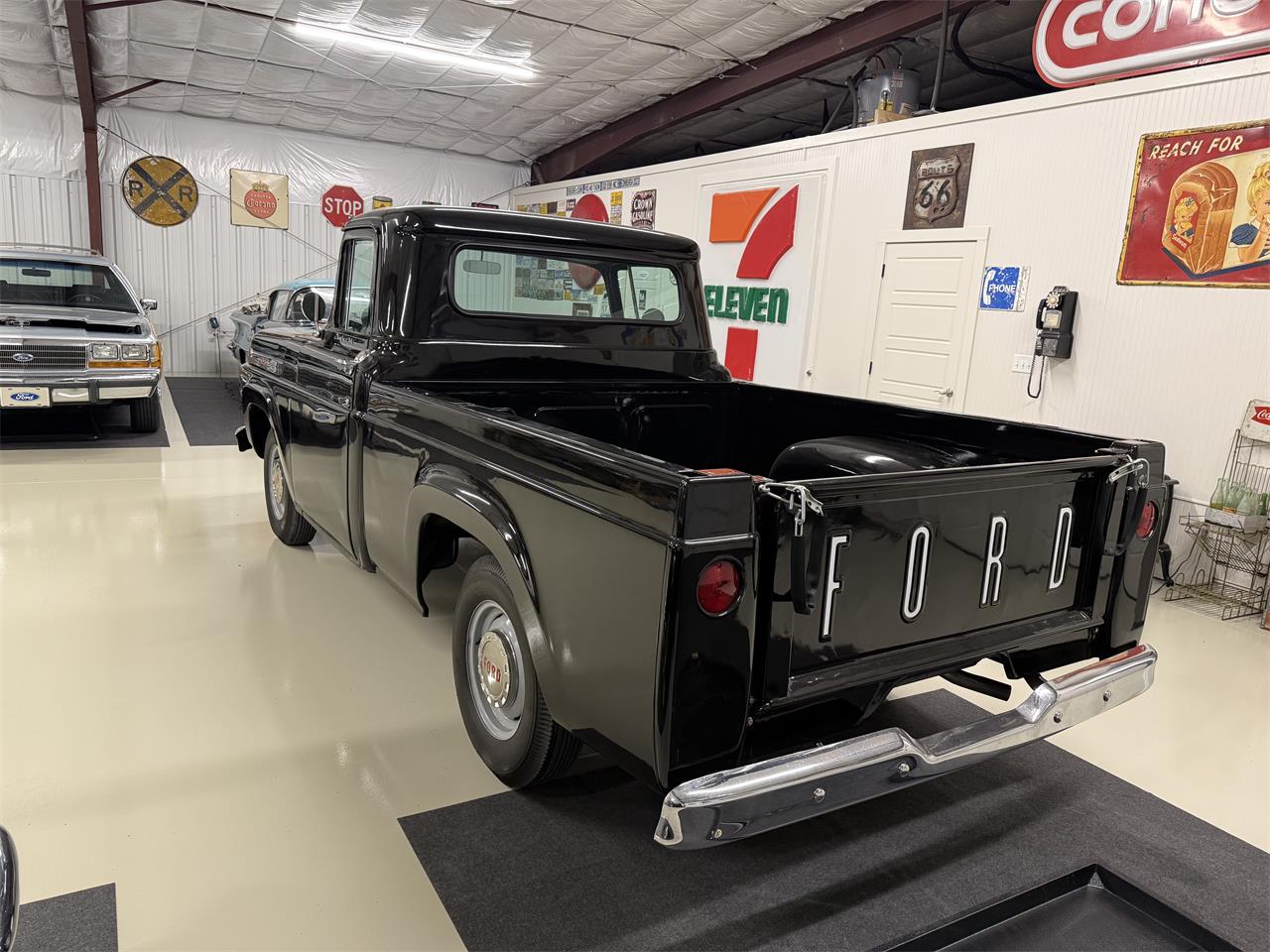 Ford-F100-1960-Black-Red-10
