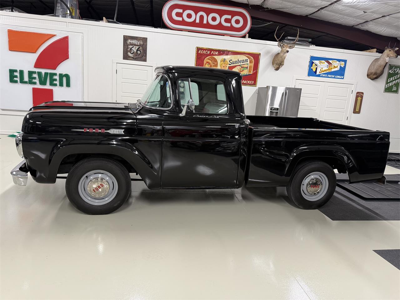Ford-F100-1960-Black-Red