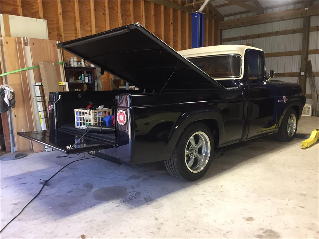 Ford-F100-1960-Bluewhite-Brown-14