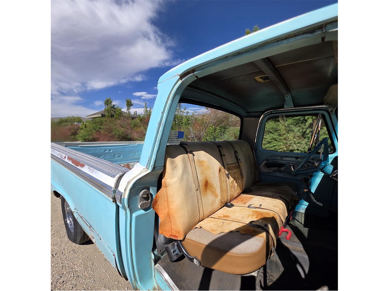 Ford-F100-1965-White-amp-Aqua-Tan-10