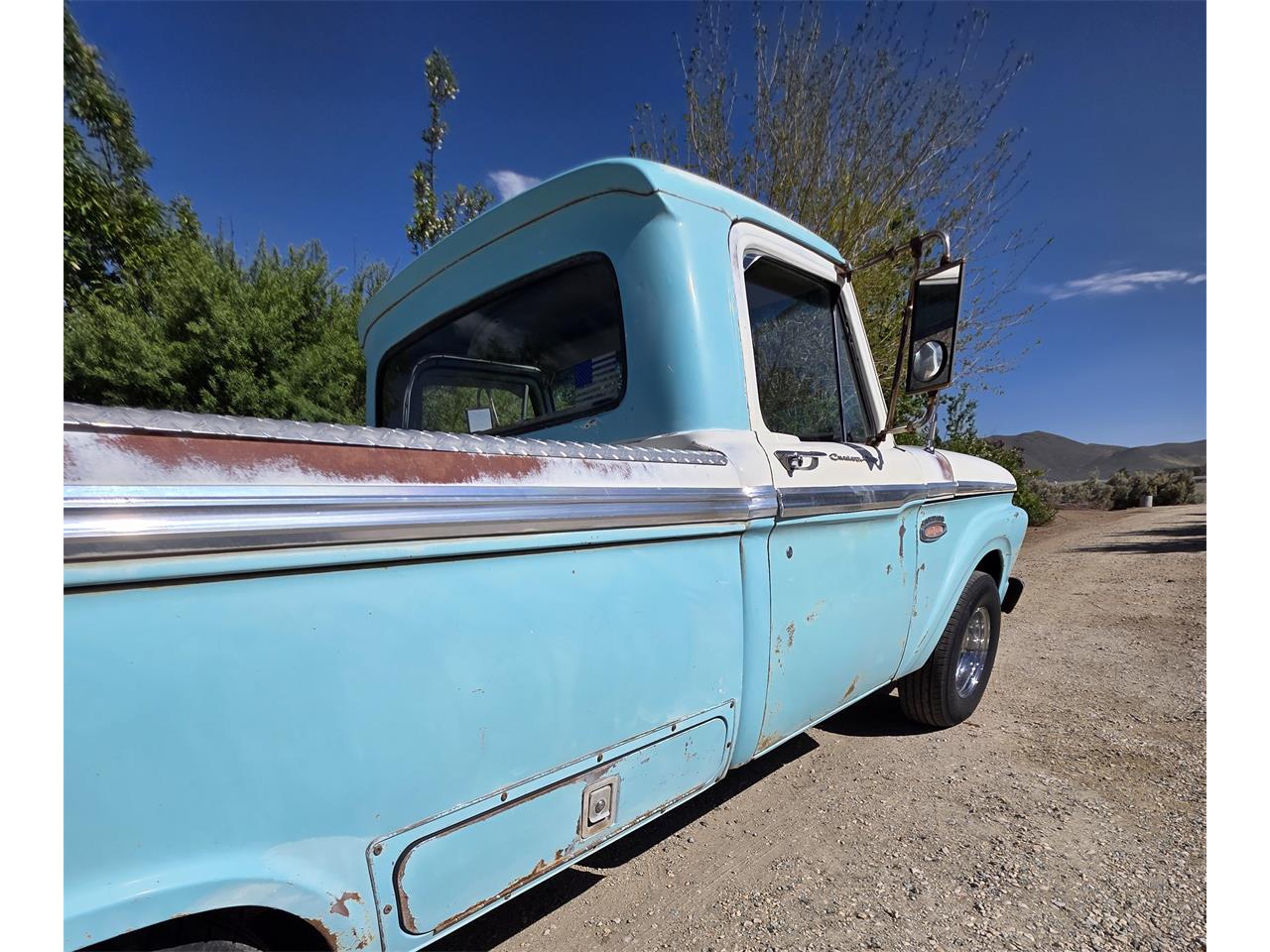 Ford-F100-1965-White-amp-Aqua-Tan-2