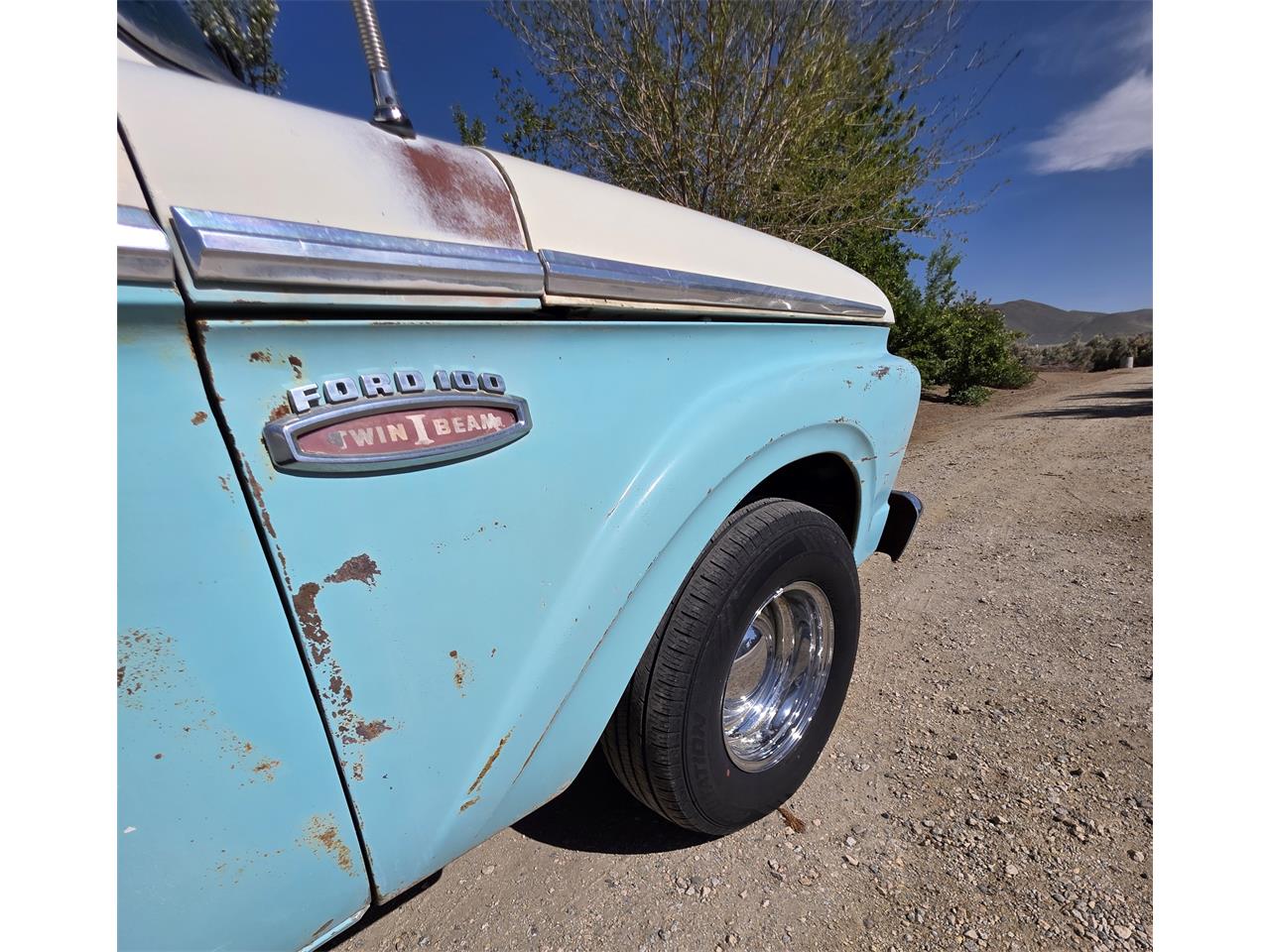 Ford-F100-1965-White-amp-Aqua-Tan-4