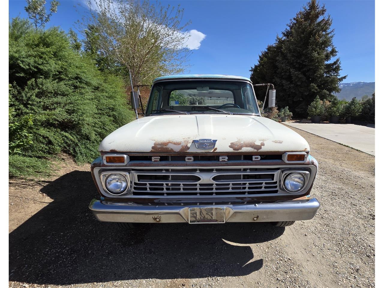 Ford-F100-1965-White-amp-Aqua-Tan-8