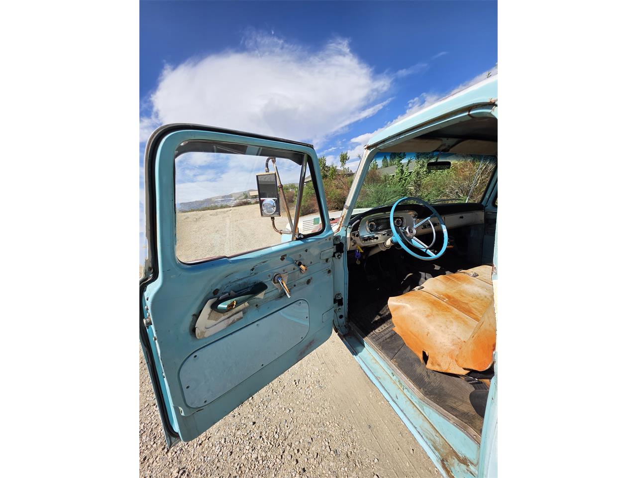 Ford-F100-1965-White-amp-Aqua-Tan-9