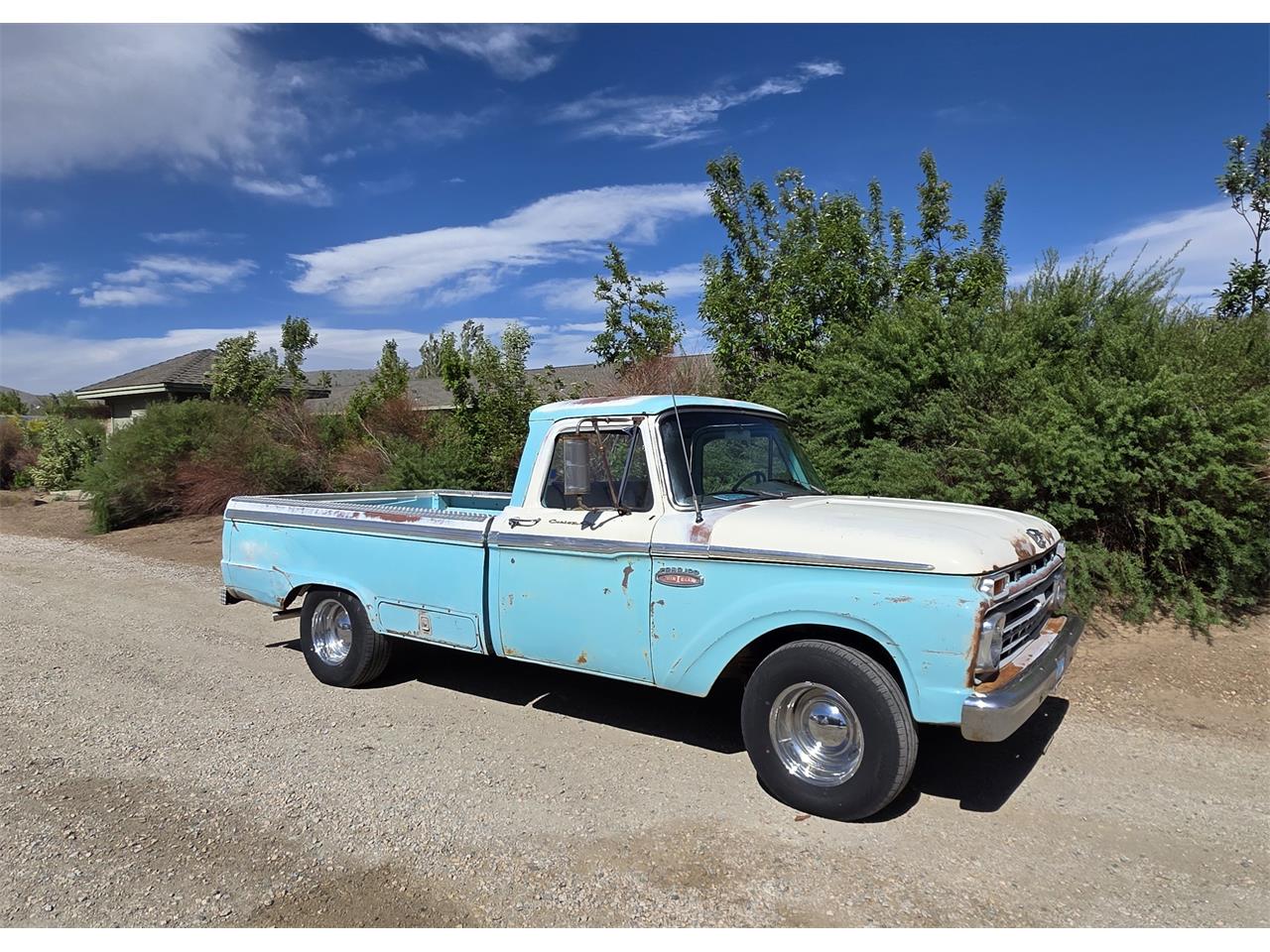 Ford-F100-1965-White-amp-Aqua-Tan