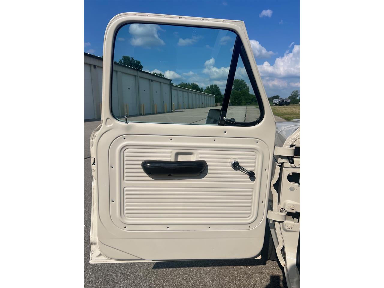 Ford-F100-1969-Pebble-Beige-Black-8