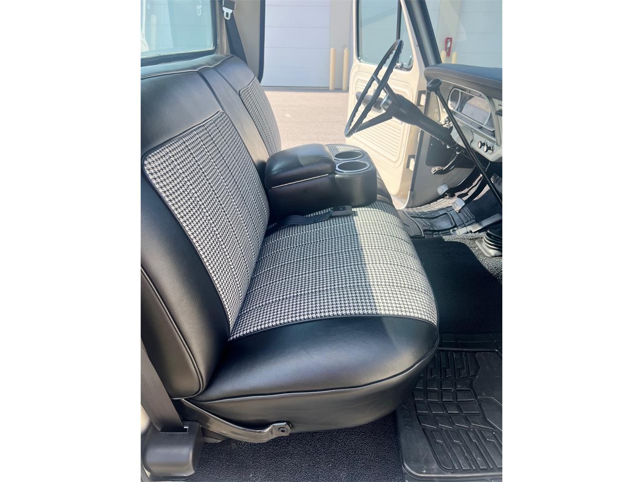 Ford-F100-1969-Pebble-Beige-Black-9