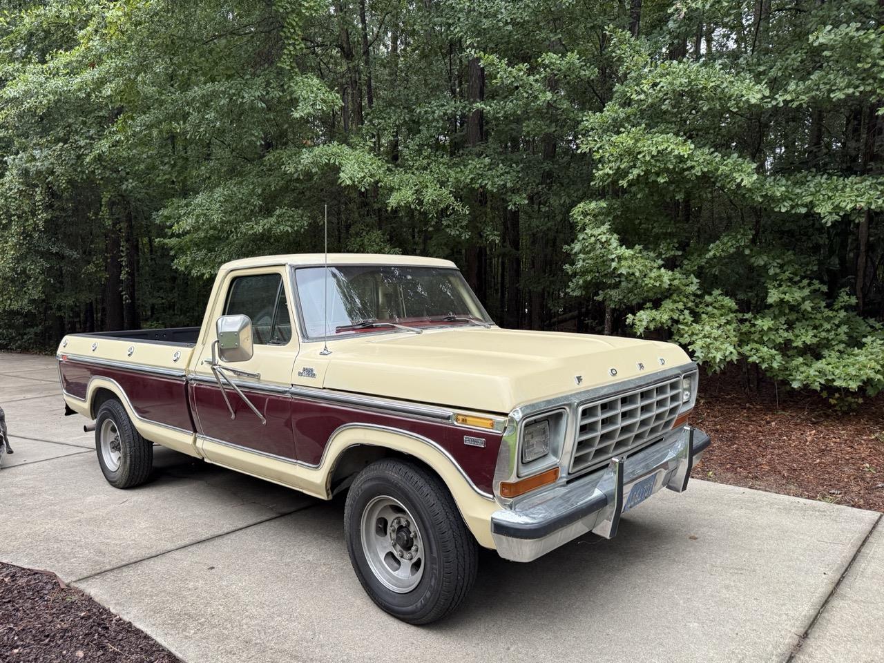 Ford-F250-1979-Cream-amp-Maroon-Maroon-amp-Black-1