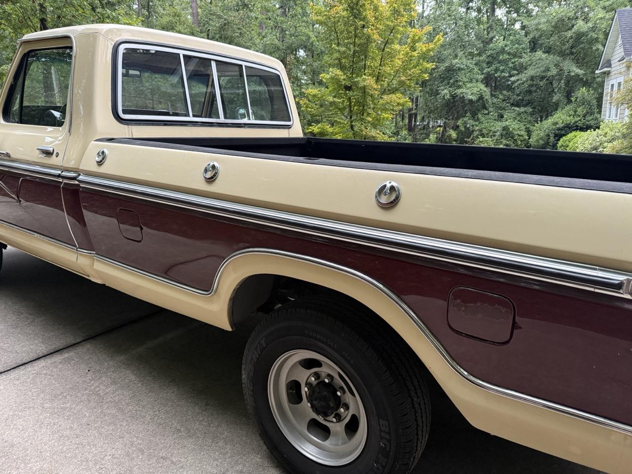 Ford-F250-1979-Cream-amp-Maroon-Maroon-amp-Black-10
