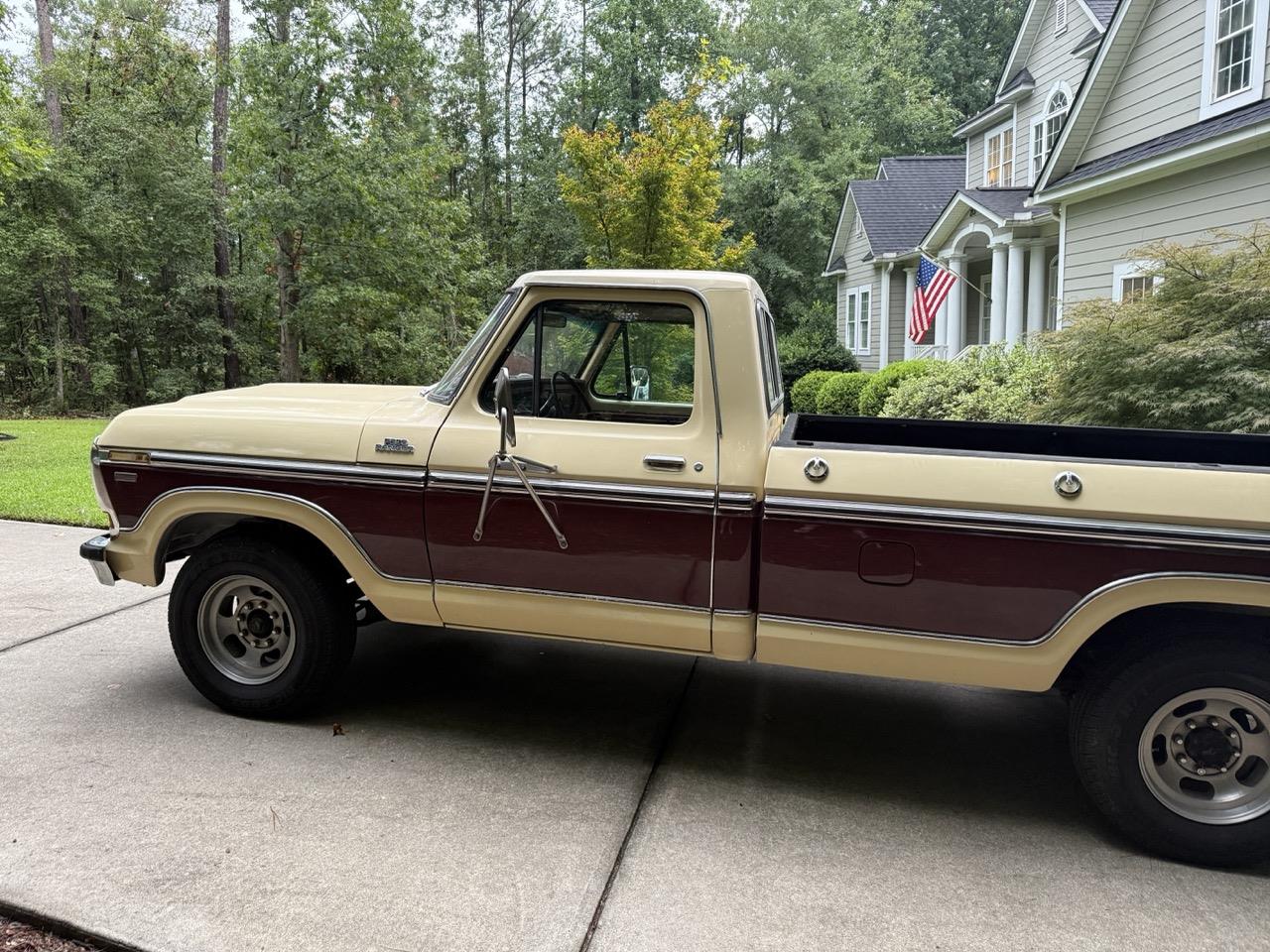 Ford-F250-1979-Cream-amp-Maroon-Maroon-amp-Black-11