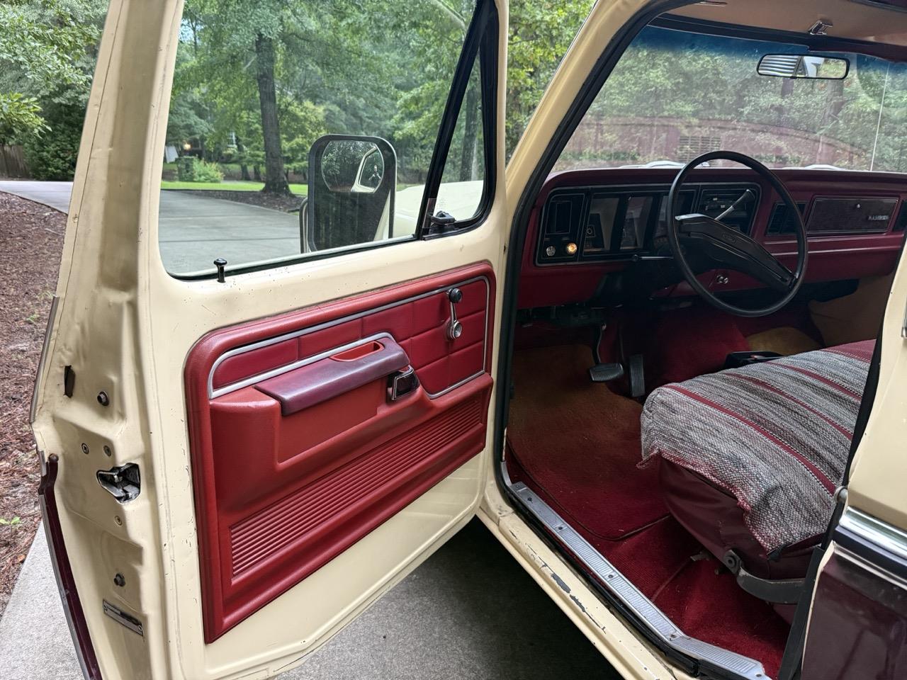 Ford-F250-1979-Cream-amp-Maroon-Maroon-amp-Black-17