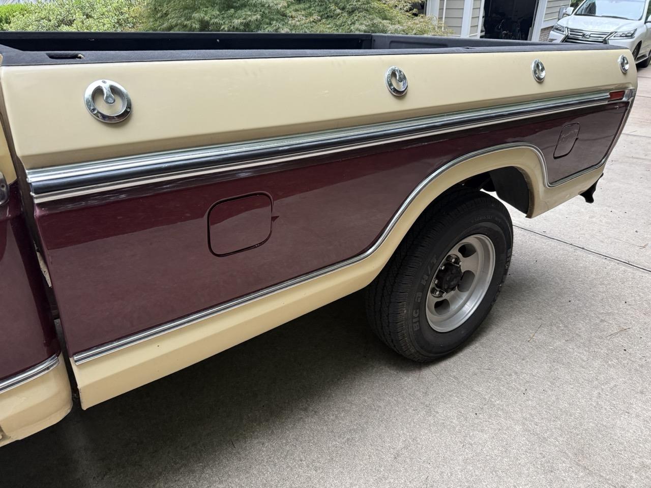 Ford-F250-1979-Cream-amp-Maroon-Maroon-amp-Black-19