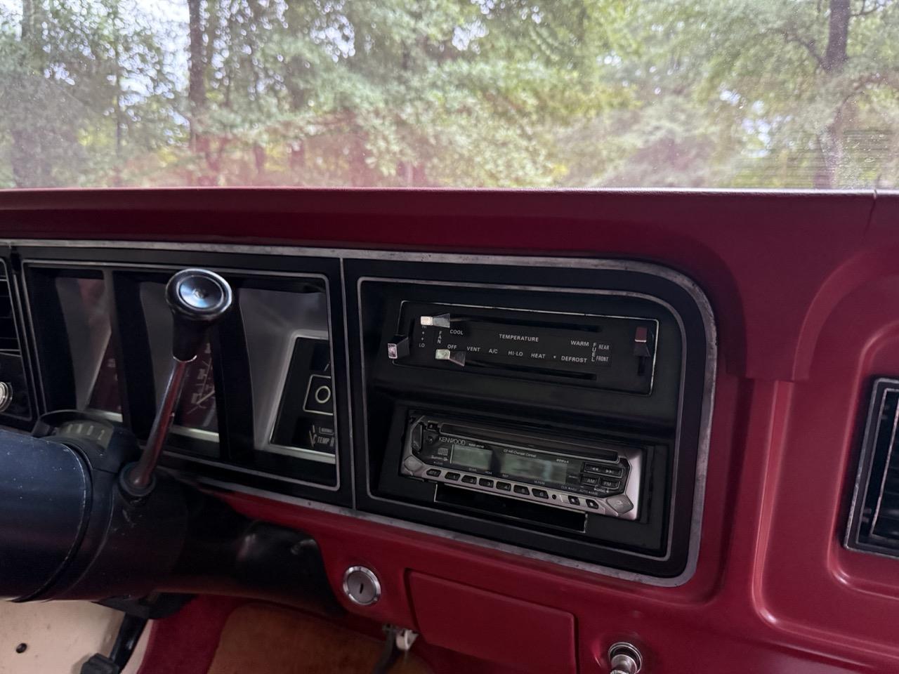 Ford-F250-1979-Cream-amp-Maroon-Maroon-amp-Black-23