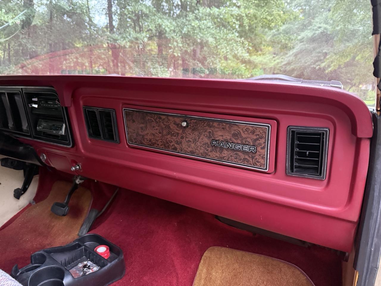 Ford-F250-1979-Cream-amp-Maroon-Maroon-amp-Black-24