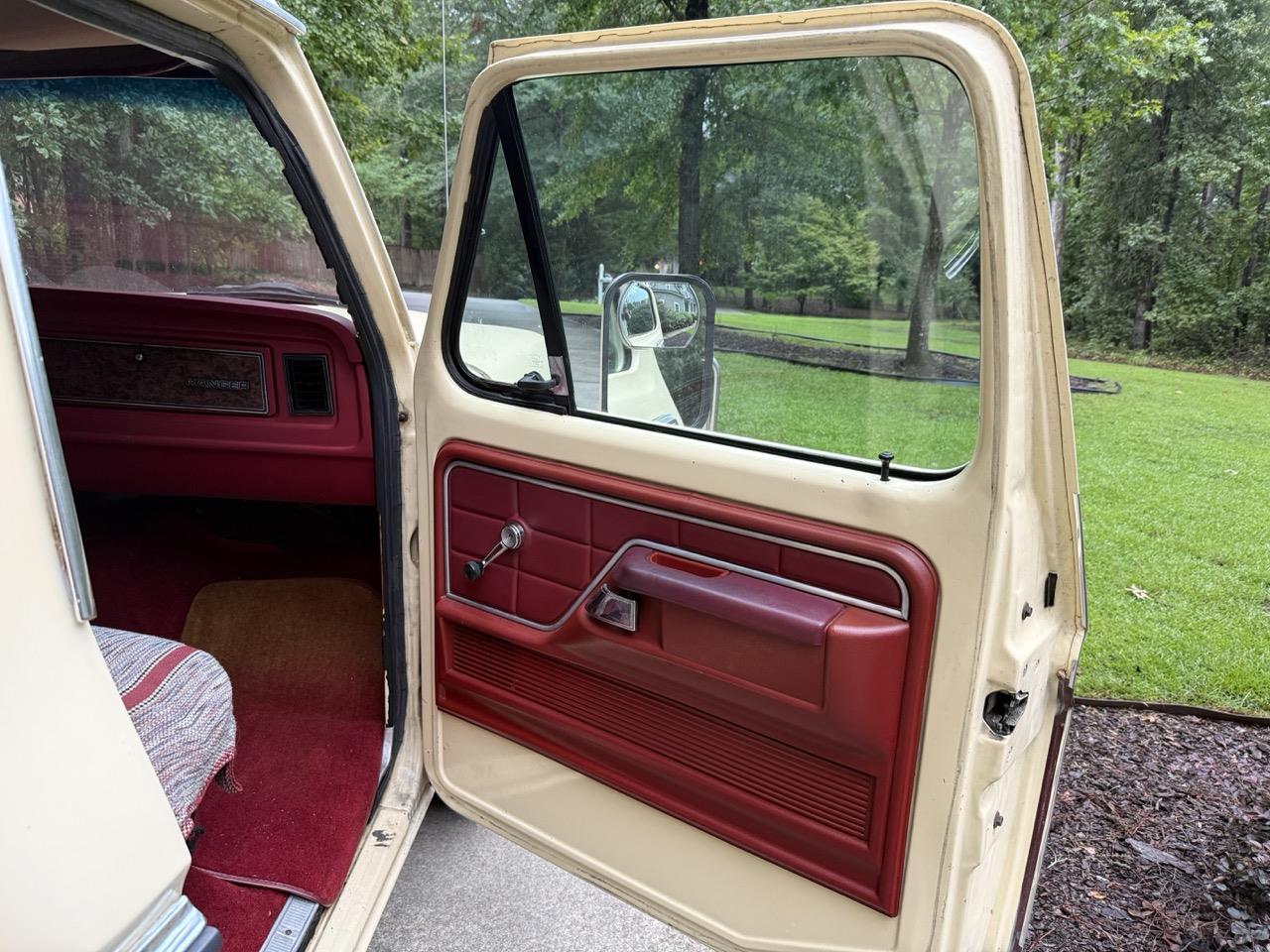 Ford-F250-1979-Cream-amp-Maroon-Maroon-amp-Black-25