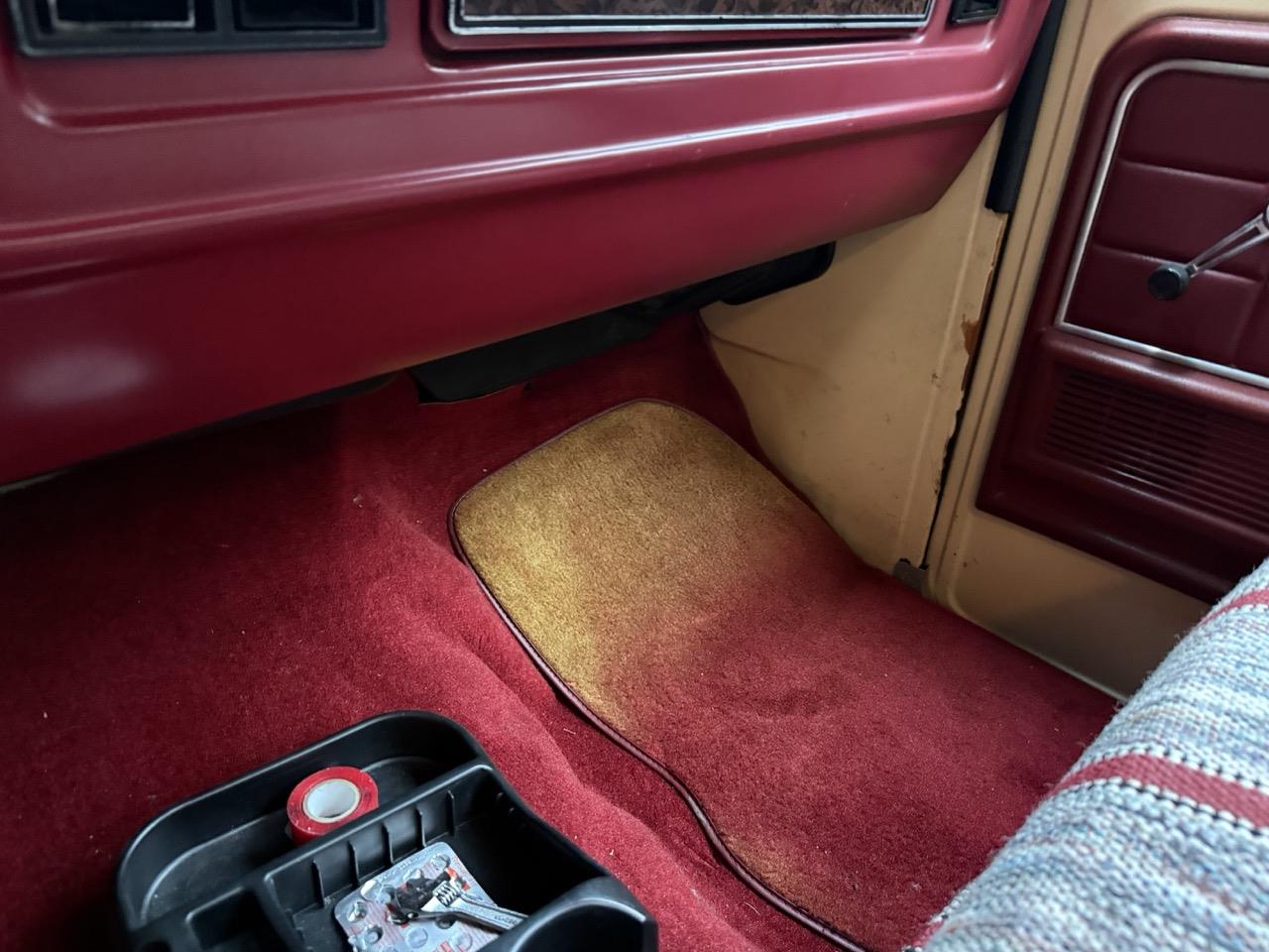 Ford-F250-1979-Cream-amp-Maroon-Maroon-amp-Black-26